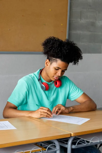 Afro Amerikaanse Tiener Jongen Middelbare School Student Zit Achter Een — Stockfoto