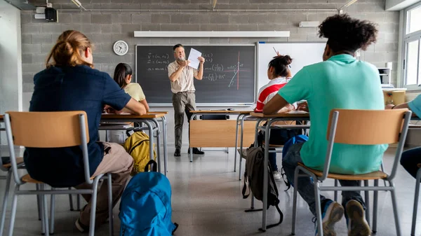 Volwassen Blanke Mannelijke Leraar Vragen Stellen Aan Multiraciale Groep Studenten — Stockfoto