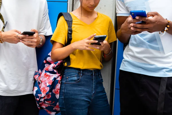 Närbild Tonårselever Som Använder Mobiltelefon Skolkorridoren Begreppet Sociala Medier Koncept — Stockfoto