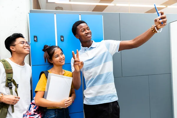 Tiener Multiraciale Klasgenoot Neemt Een Selfie Middelbare School Gang Begrepen — Stockfoto