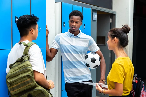 Multiraciale Klasgenoten Praten Gang Naast Kluisjes Terug Naar School Concept — Stockfoto