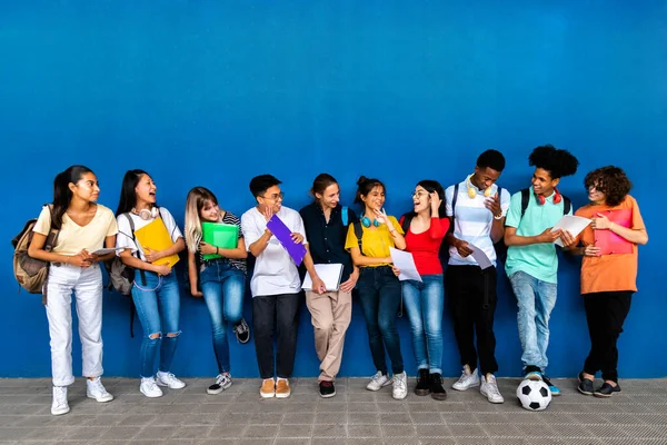 Groep Van Gelukkige Multiraciale Tiener Middelbare Scholieren Praten Lachen Voor — Stockfoto