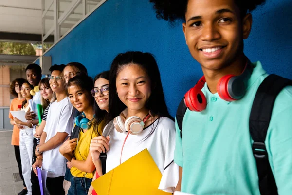 Groep Multiraciale Tiener Scholieren Die Naar Camera Kijken Die Buiten — Stockfoto