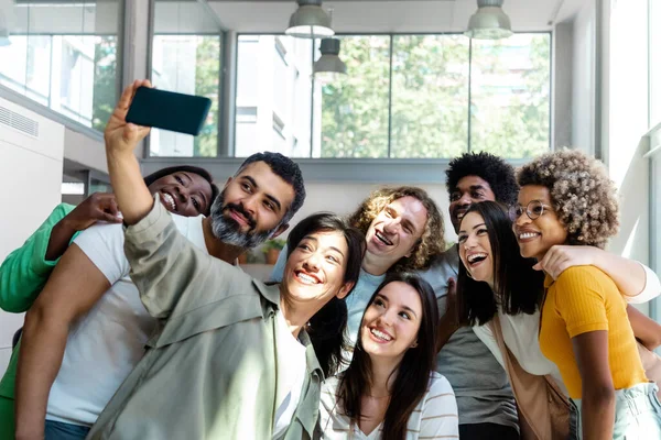 Groep Multiraciale Collega Vrienden Nemen Een Selfie Het Kantoor Tijdens — Stockfoto