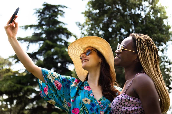 Unga Flerrasiga Lesbiska Par Tar Selfie Med Mobiltelefon Semestern Hbt — Stockfoto