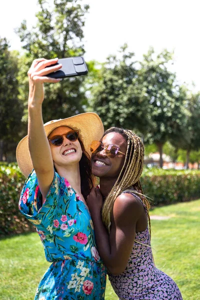 Unga Flerrasiga Lesbiska Par Tar Selfie Parken Semestern Vertikal Bild — Stockfoto