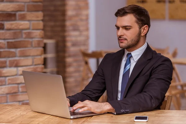 Attraktiver Geschäftsmann arbeitet — Stockfoto