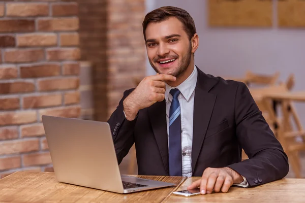 Atrakcyjny biznesmen pracy — Zdjęcie stockowe