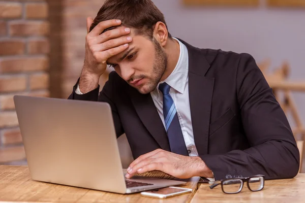 Attraktiver Geschäftsmann arbeitet — Stockfoto