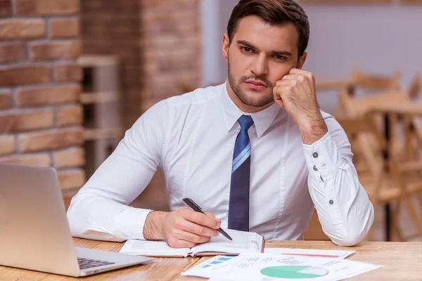 Atractivo hombre de negocios trabajando —  Fotos de Stock