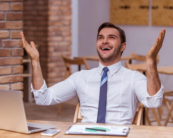 Attraktiver Geschäftsmann arbeitet — Stockfoto