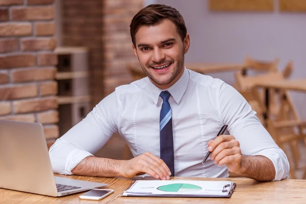 Atractivo hombre de negocios trabajando —  Fotos de Stock