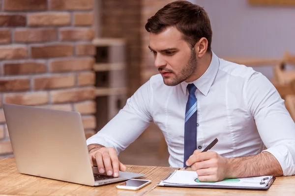 Atrakcyjny biznesmen pracy — Zdjęcie stockowe