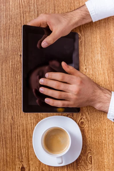 Hands and gadget — Stockfoto