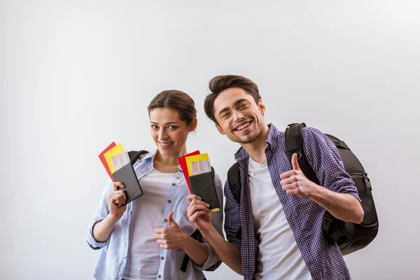 Paar klaar om te reizen — Stockfoto