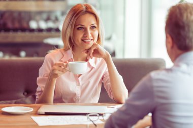 İş yemeği restoranda