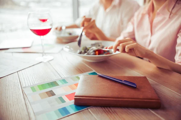 Geschäftsessen im Restaurant — Stockfoto