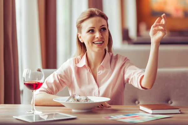 Affärslunch på restaurang — Stockfoto