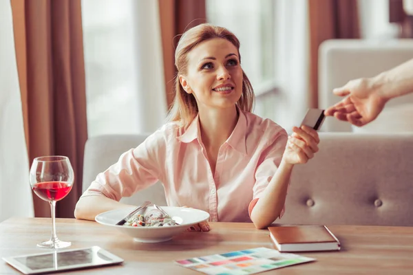 Pracovní oběd v restauraci — Stock fotografie