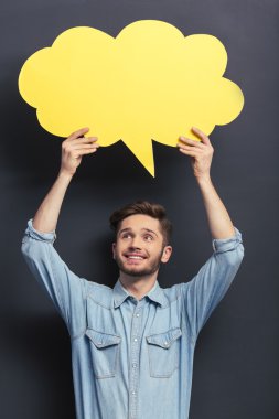 Konuşma balonu ile yakışıklı öğrenci