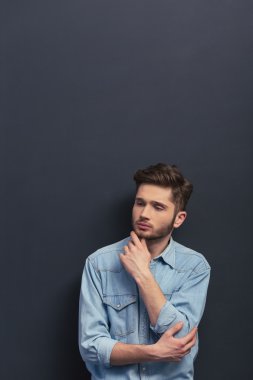 yakışıklı genç bir öğrenci