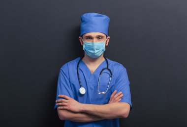 yakışıklı genç bir doktor