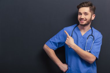 yakışıklı genç bir doktor