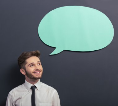 Konuşma balonu ile yakışıklı öğrenci