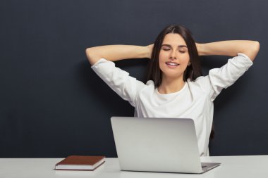 Güzel öğrenci ile becerikli alet