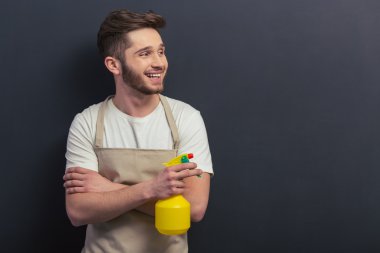 Yakışıklı genç bir işçi