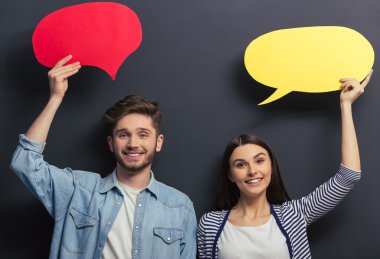 konuşma balonları ile genç Çift