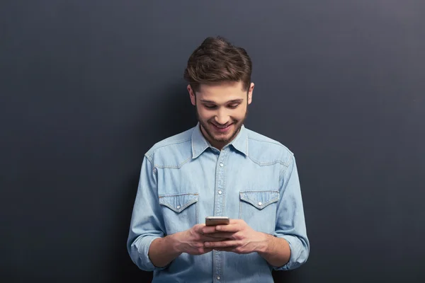 Guapo estudiante con gadget — Foto de Stock