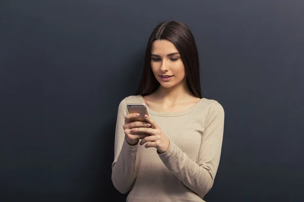 Schöne Studentin mit Gadget — Stockfoto