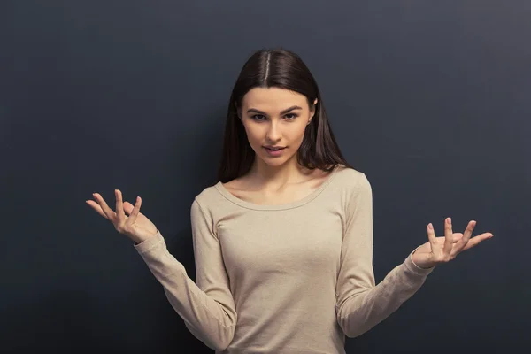 Schönes junges Mädchen — Stockfoto