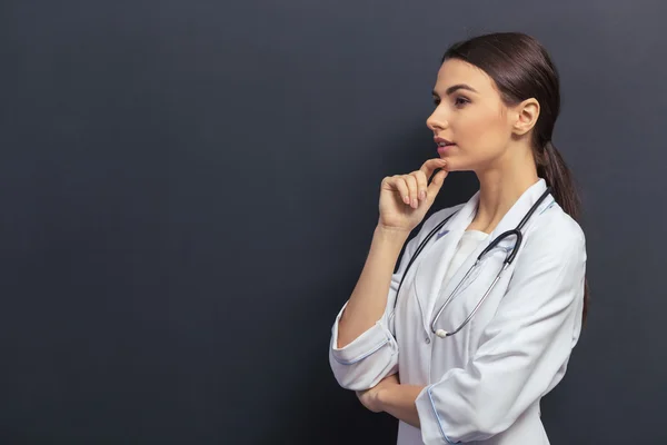 Bella giovane medico — Foto Stock