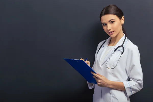 Hermoso médico joven —  Fotos de Stock