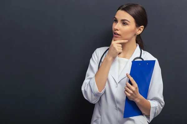 Bella giovane medico — Foto Stock