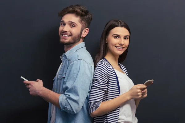 Junges Paar mit Gadget — Stockfoto