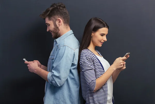 Pareja joven con gadget — Foto de Stock