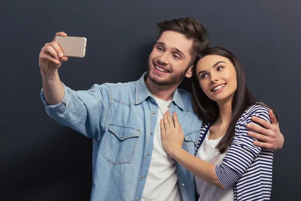 Jong (echt) paar met gadget — Stockfoto