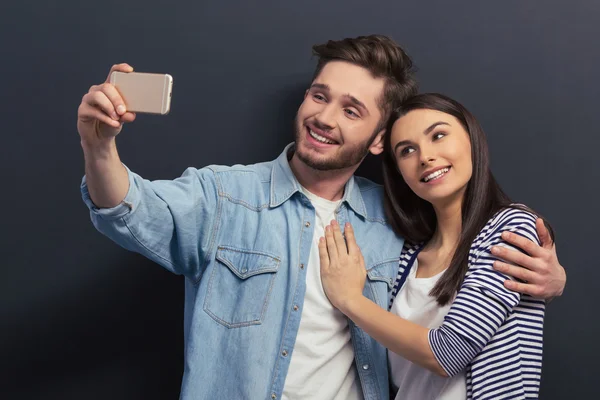 Pareja joven con gadget —  Fotos de Stock