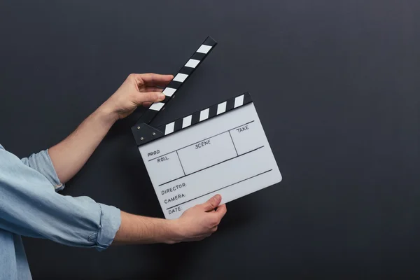 Schöner Kerl mit clapperboard — Stockfoto