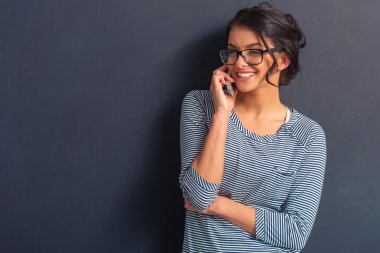 Çekici genç kadın ile becerikli alet