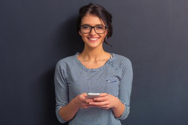 Çekici genç kadın ile becerikli alet