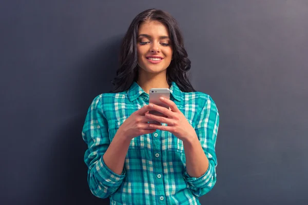 Attraktive junge Frau mit Gadget — Stockfoto