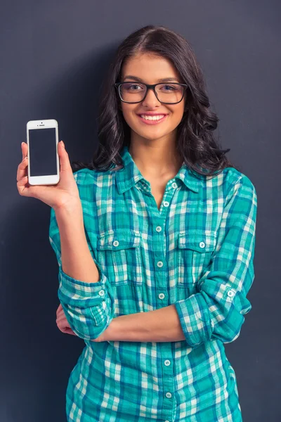 Attraktive junge Frau mit Gadget — Stockfoto