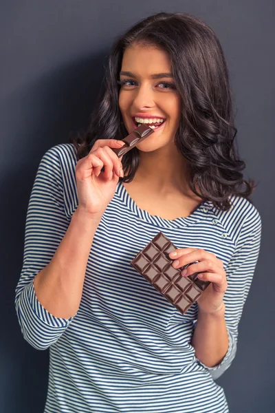 Νεαρή γυναίκα με σοκολάτα — Φωτογραφία Αρχείου