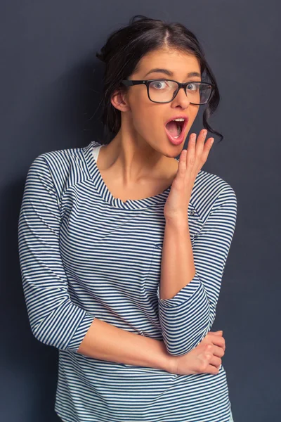 Aantrekkelijke jonge vrouw — Stockfoto