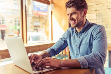 Kafede genç işadamı