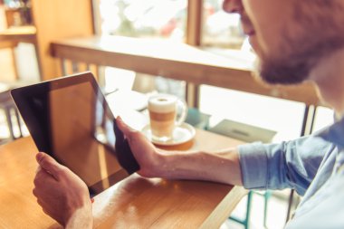 Kafede genç işadamı